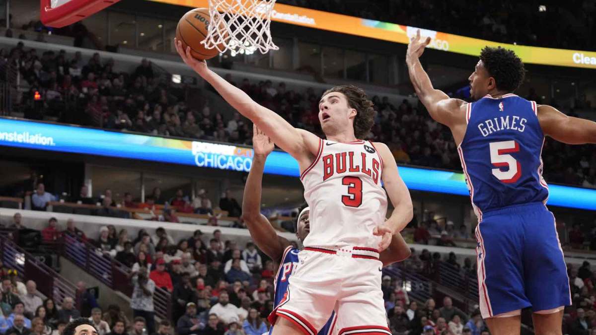 Dec 26, 2025; Chicago, Illinois, USA; Philadelphia 76ers guard Quentin Grimes (5) defends Chicago Bulls guard Josh Giddey (3) during the first half at United Center. Mandatory Credit: David Banks-Imagn Images