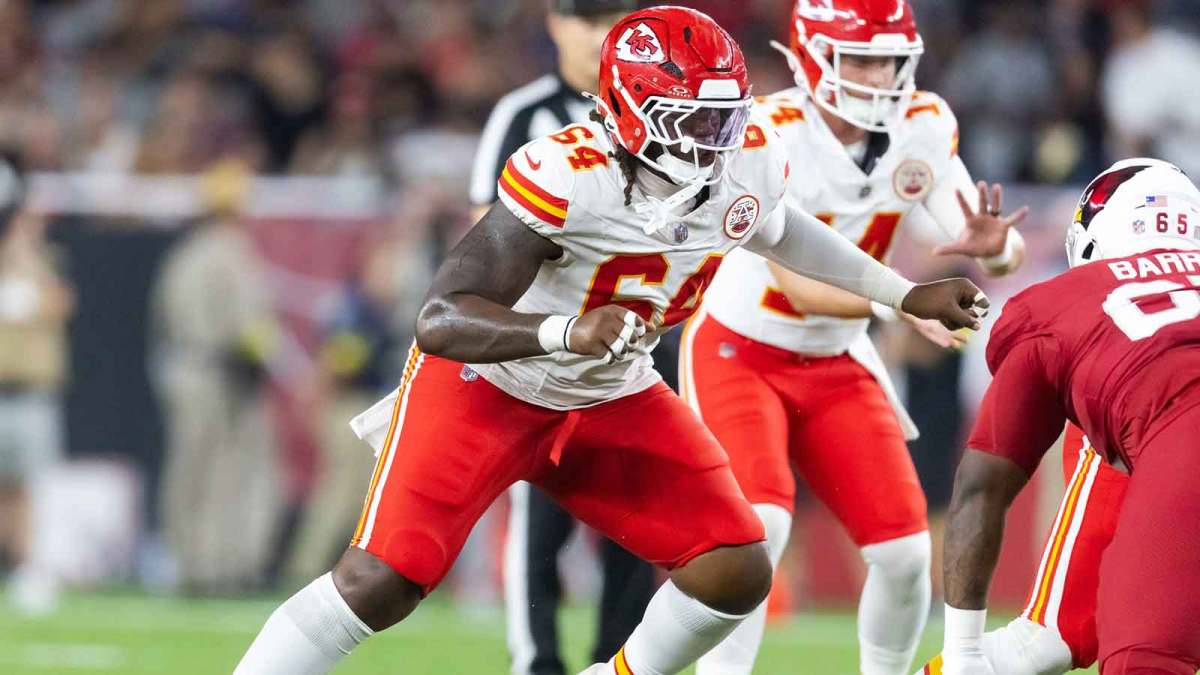 Kansas City Chiefs offensive tackle Wanya Morris (64) against the Arizona Cardinals during a preseason NFL game at State Farm Stadium.