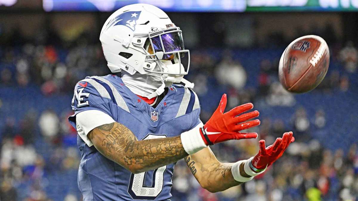 New England Patriots cornerback Christian Gonzalez (0) makes a catch during the first half against the New York Jets at Gillette Stadium.