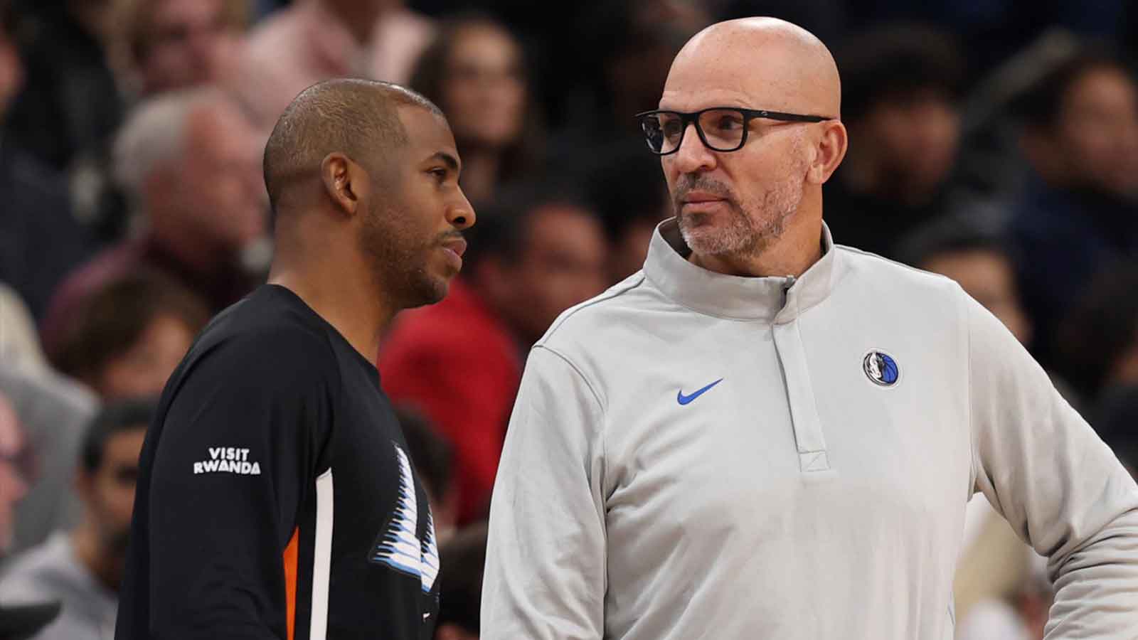 Los Angeles Clippers guard Chris Paul (left) and Dallas Mavericks Head Coach Jason Kidd (right) chat during the first quarter at Intuit Dome.
