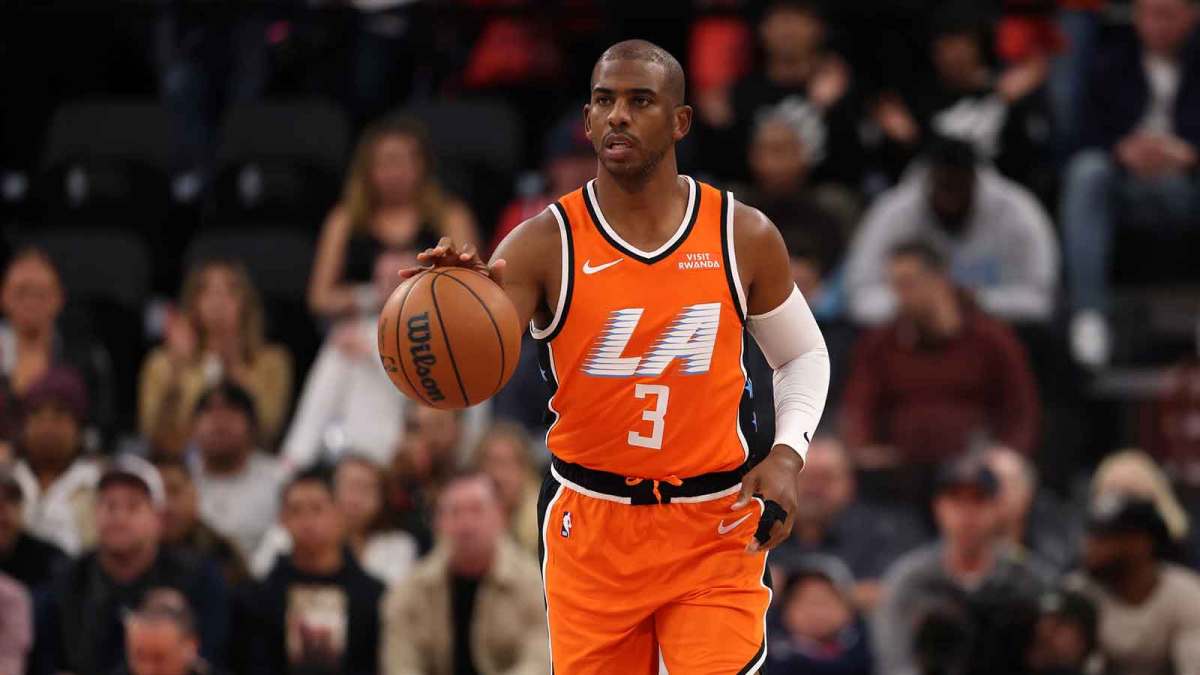 Los Angeles Clippers guard Chris Paul (3) brings the ball up court during the first quarter against the Dallas Mavericks at Intuit Dome.