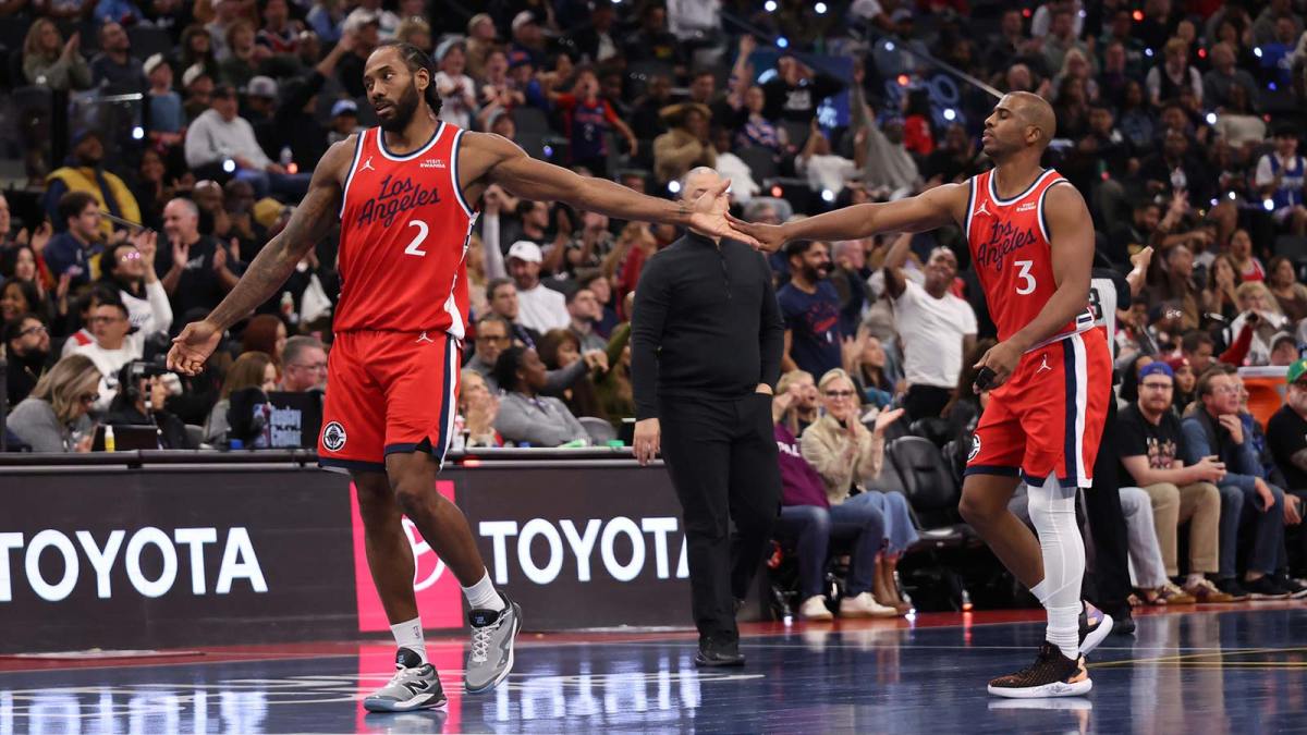 Clippers forward Kawhi Leonard (2) high-fives guard Chris Paul (3) during the second half against the Memphis Grizzlies at Intuit Dome