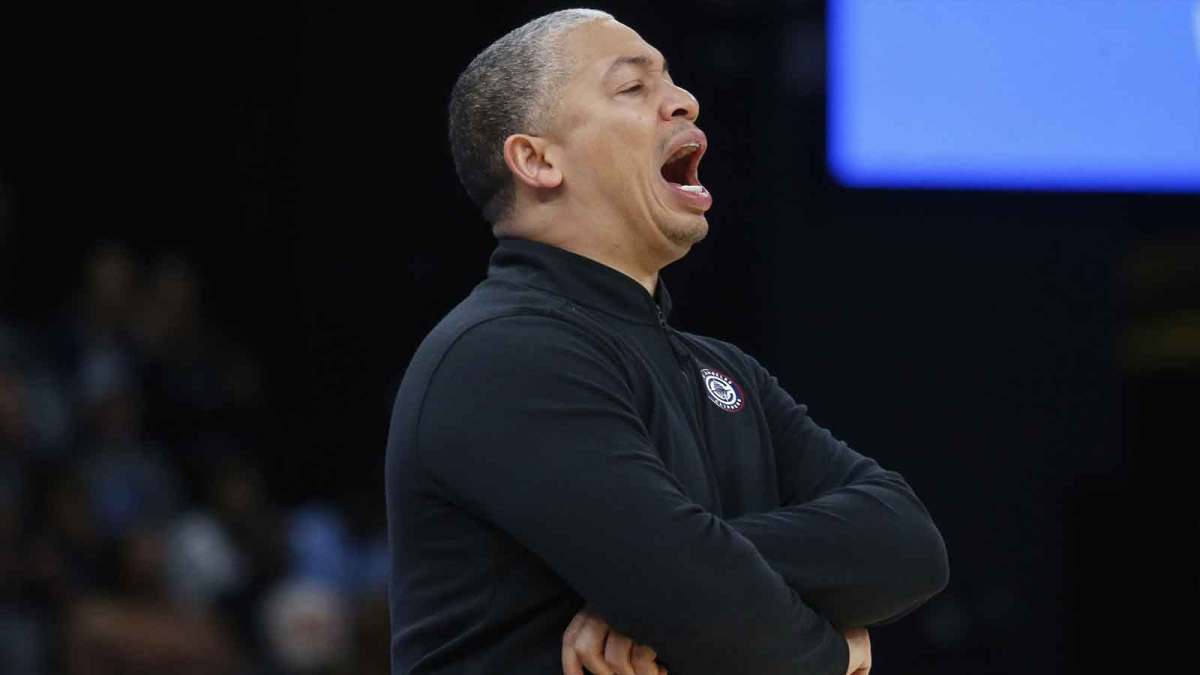 Clippers head coach Tyronn Lue reacts during the third quarter against the Memphis Grizzlies at FedExForum
