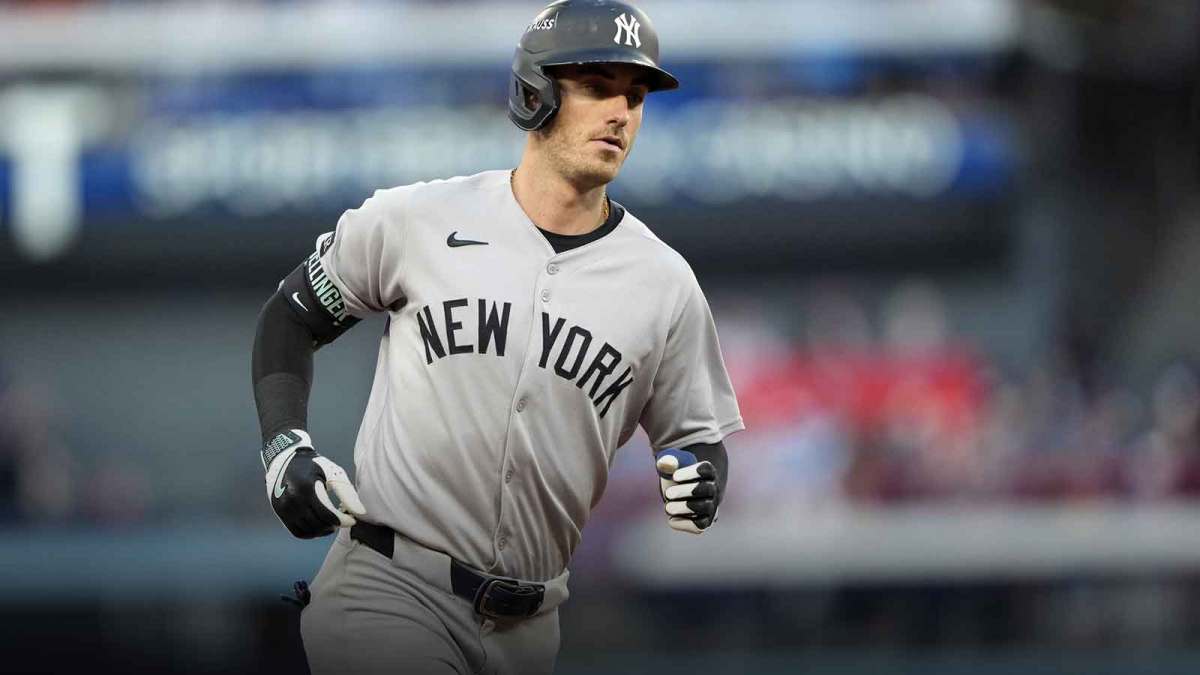 New York Yankees left fielder Cody Bellinger (35) rounds the bases after hitting a home run in the sixth inning against the Toronto Blue Jays during game two of the ALDS round for the 2025 MLB playoffs at Rogers Centre.