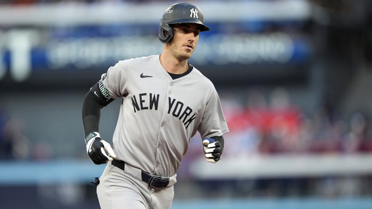 New York Yankees left fielder Cody Bellinger (35) rounds the bases after hitting a home run in the sixth inning against the Toronto Blue Jays during game two of the ALDS round for the 2025 MLB playoffs at Rogers Centre.