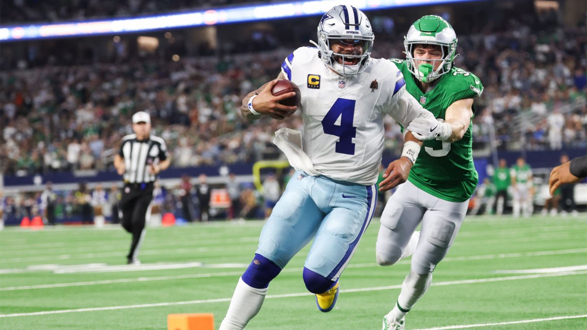 Dallas Cowboys quarterback Dak Prescott (4) runs with the ball in attempt to score a touchdown in the fourth quarter against the Philadelphia Eagles at AT&T Stadium.