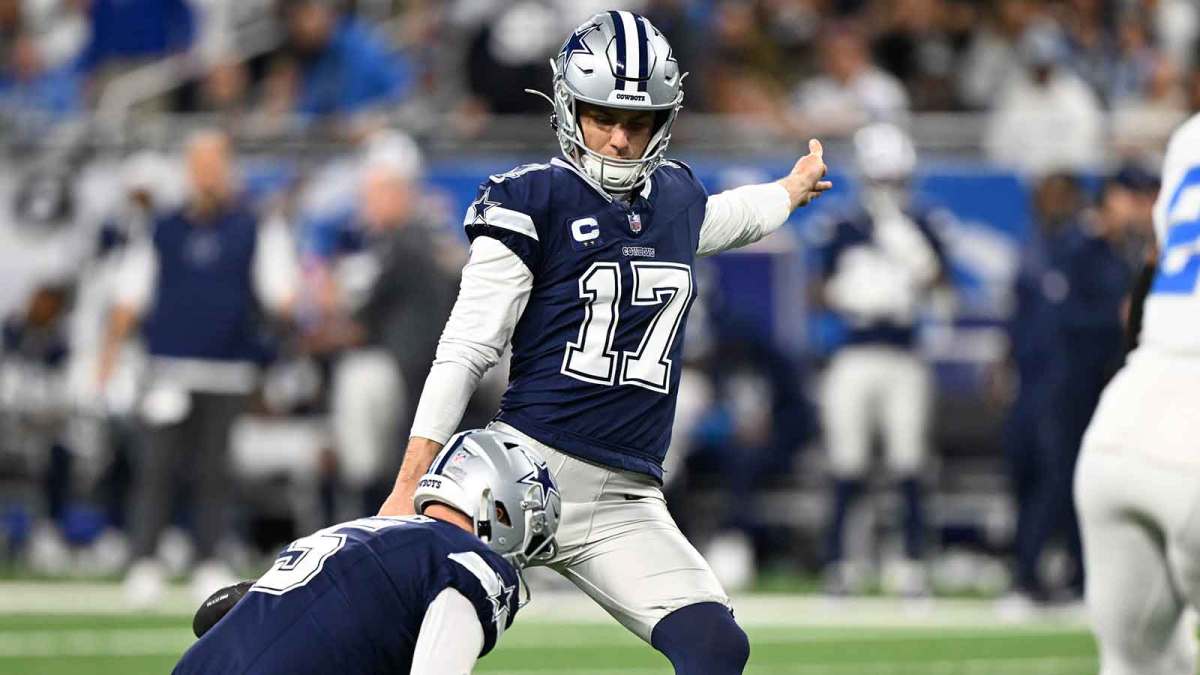 Dallas Cowboys place kicker Brandon Aubrey (17) kicks a field goal during the first half against the Detroit Lions at Ford Field.