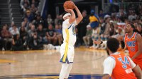 Golden State Warriors guard Seth Curry (31) makes a shot against the Oklahoma City Thunder in the second quarter at the Chase Center.