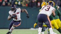 Chicago Bears running back D'Andre Swift (4) runs the ball against the Green Bay Packers.