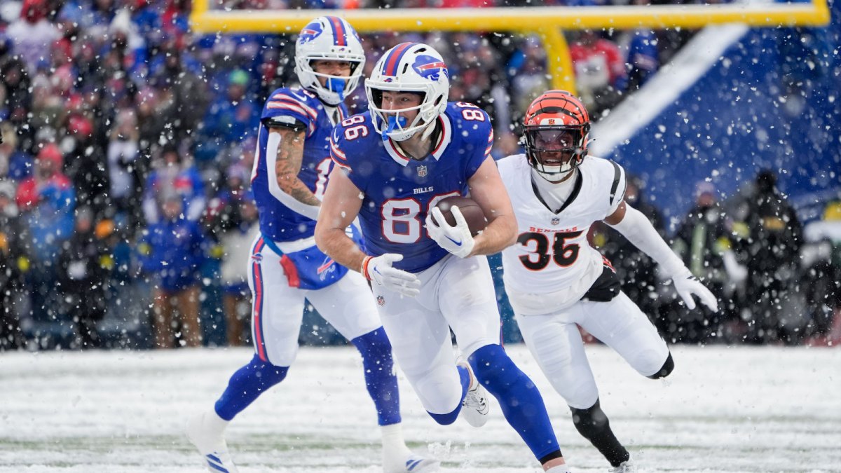 Buffalo Bills tight end Dalton Kincaid (86) runs the ball in the fourth quarter against the Cincinnati Bengals at Highmark Stadium.