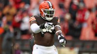 Cleveland Browns tight end David Njoku (85) warms up before the game against the San Francisco 49ers at Huntington Bank Field