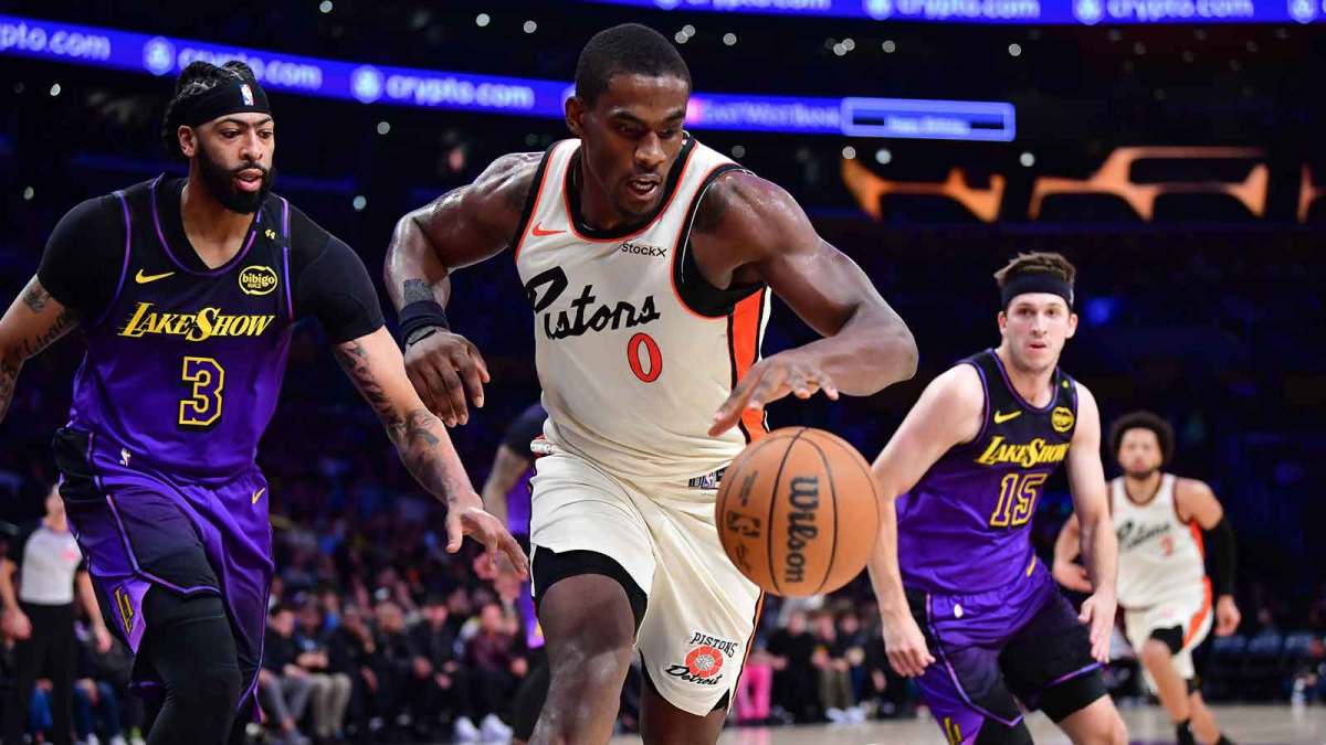 Detroit Pistons center Jalen Duren (0) moves in for the ball ahead of Los Angeles Lakers forward Anthony Davis (3) during the first half at Crypto.com Arena.