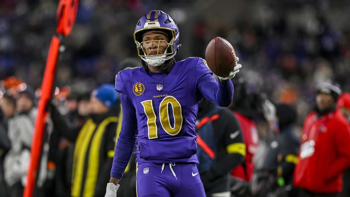Baltimore Ravens wide receiver Deandre Hopkins (10) reacts after making a reception for a first down during the second half against the Cincinnati Bengals at M&T Bank Stadium.