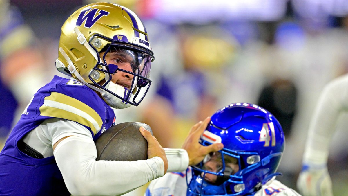 Washington Huskies quarterback Demond Williams Jr. (2) carries for a short gain past Washington Huskies defensive lineman Deshawn Lynch (41)