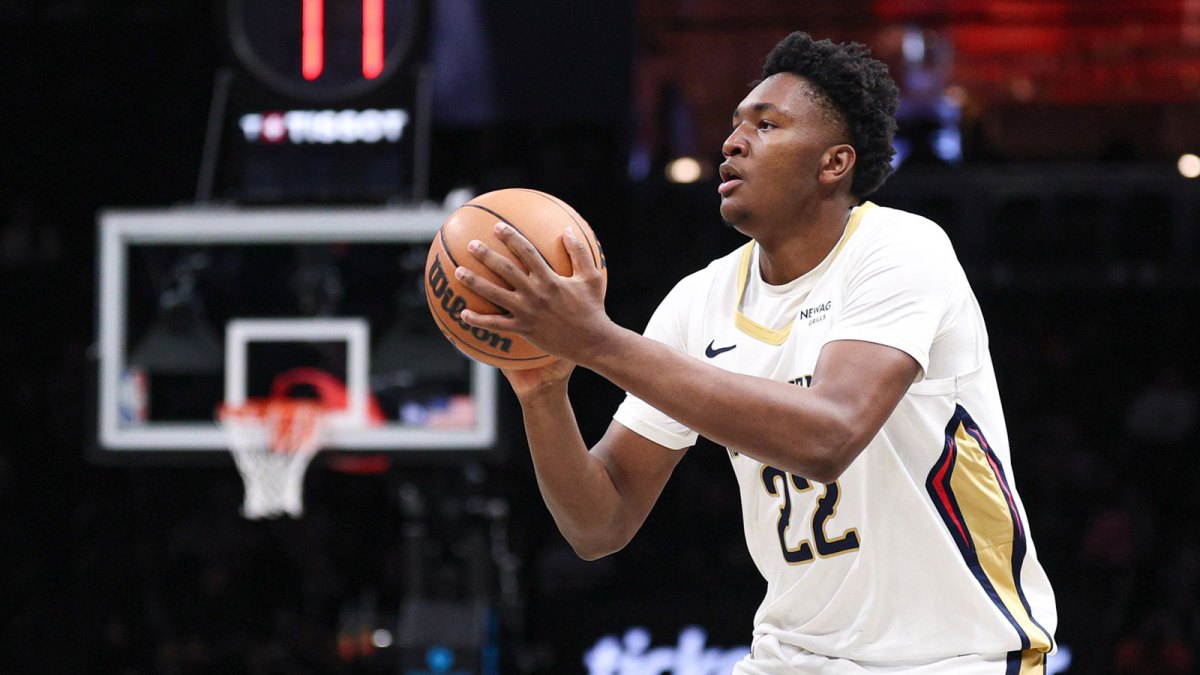 New Orleans Pelicans center Derik Queen (22) shoots the ball against the Brooklyn Nets during the first half at Barclays Center.