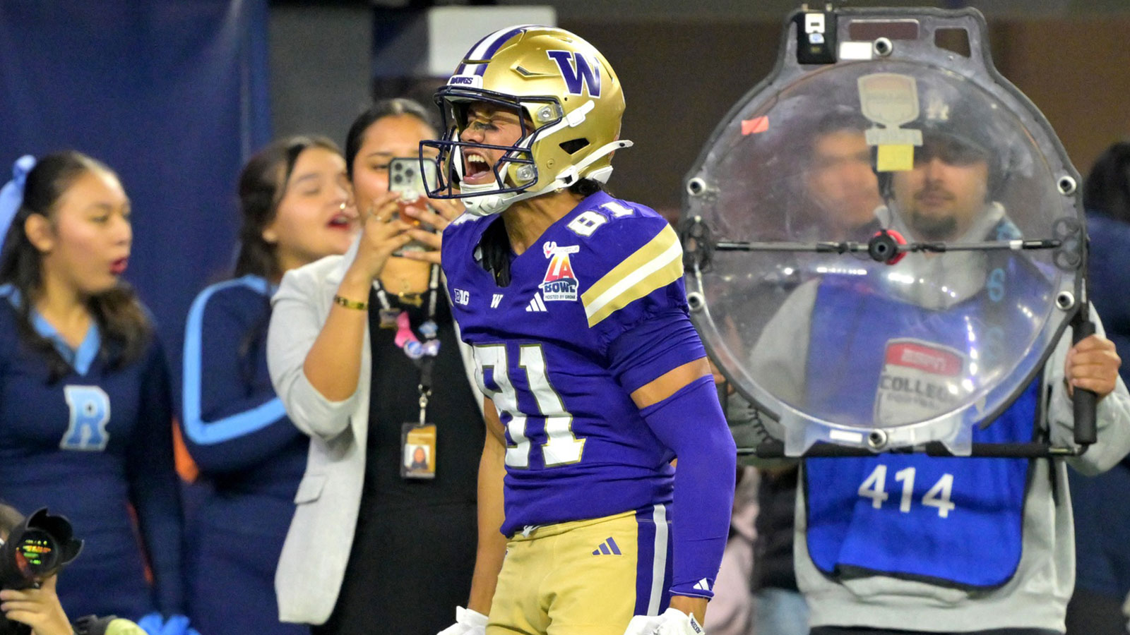 Washington Huskies wide receiver Dezmen Roebuck (81) celebrates after a touchdown in the first half of the LA Bowl against the Boise State Broncos at SoFi Stadium.