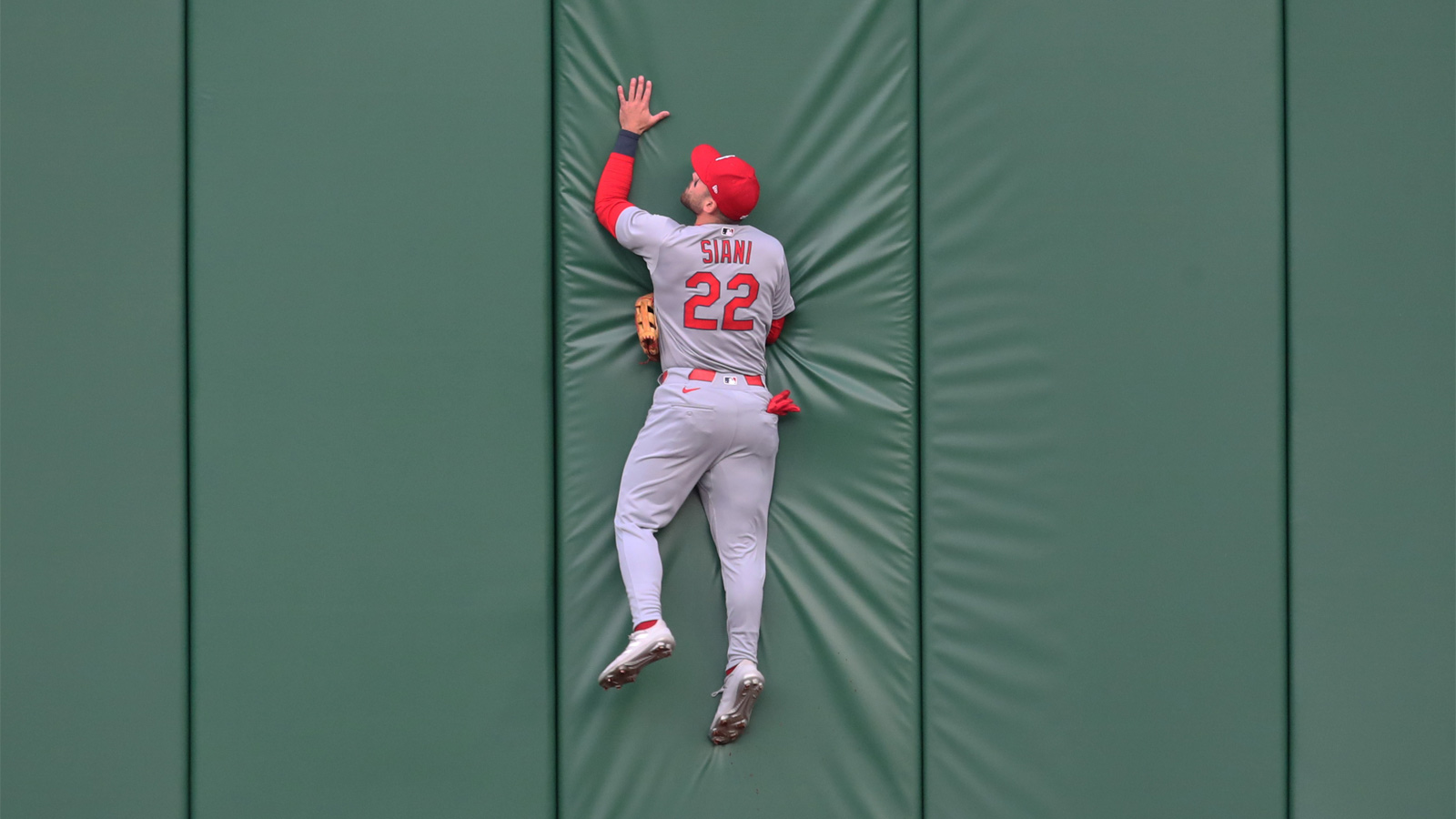 Dodgers claim outfielder off waivers from Braves