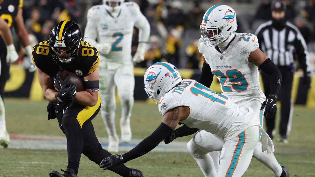 Pittsburgh Steelers tight end Pat Freiermuth (88) runs with the ball in the third quarter against the Miami Dolphins at Acrisure Stadium.