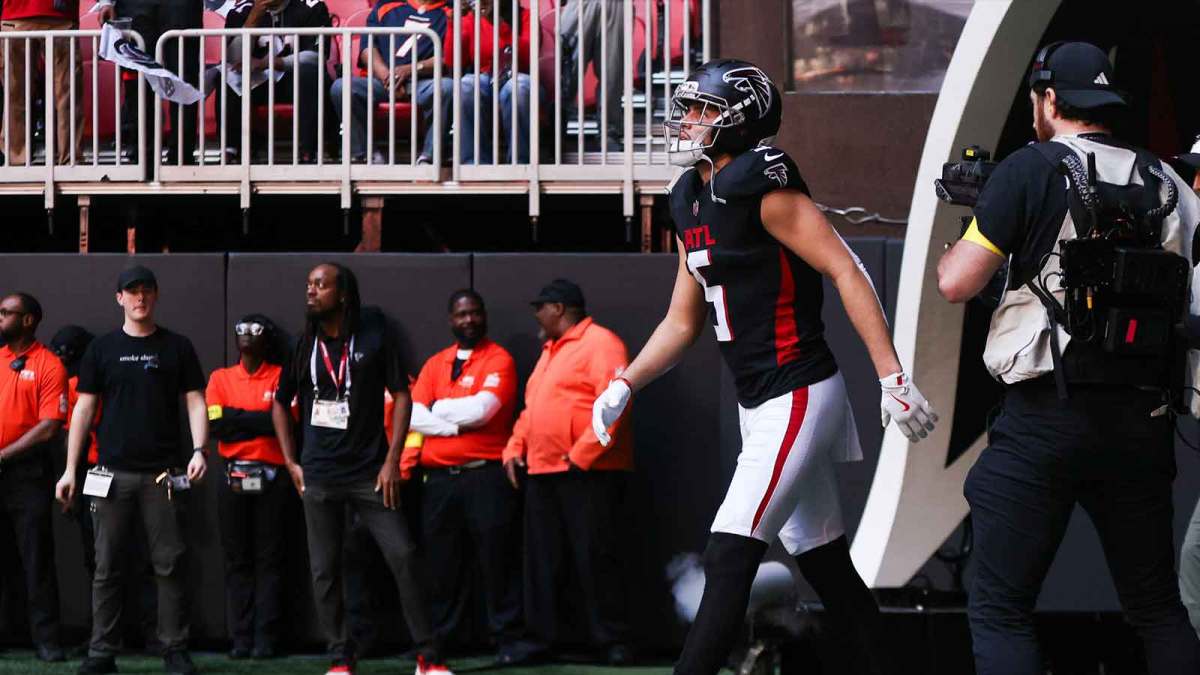 Atlanta Falcons wide receiver Drake London (5) enters the field before the game against the Carolina Panthers at Mercedes-Benz Stadium.