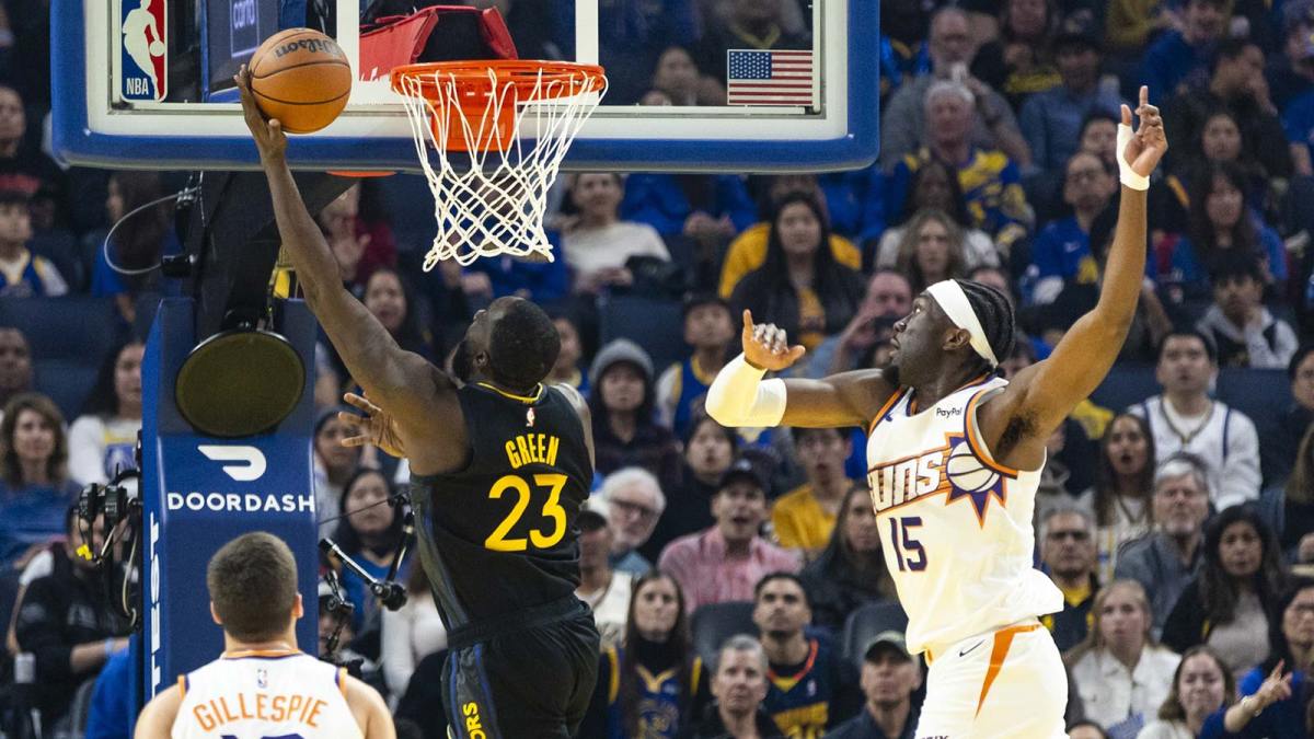 Golden State Warriors forward Draymond Green (23) shoots as Phoenix Suns center Mark Williams (15) defends during the first quarter at Chase Center. Mandatory Credit: John Hefti-Imagn Images
