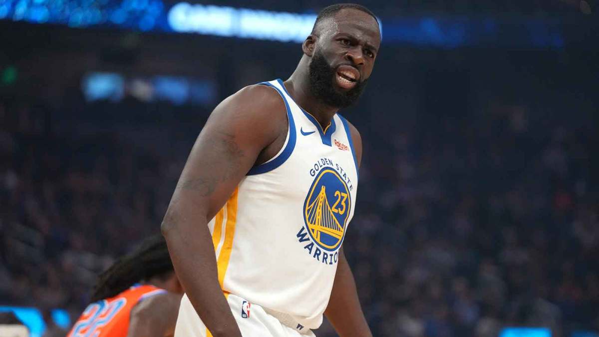 Golden State Warriors forward Draymond Green (23) reacts after missing a shot against the Oklahoma City Thunder in the first quarter at the Chase Center.