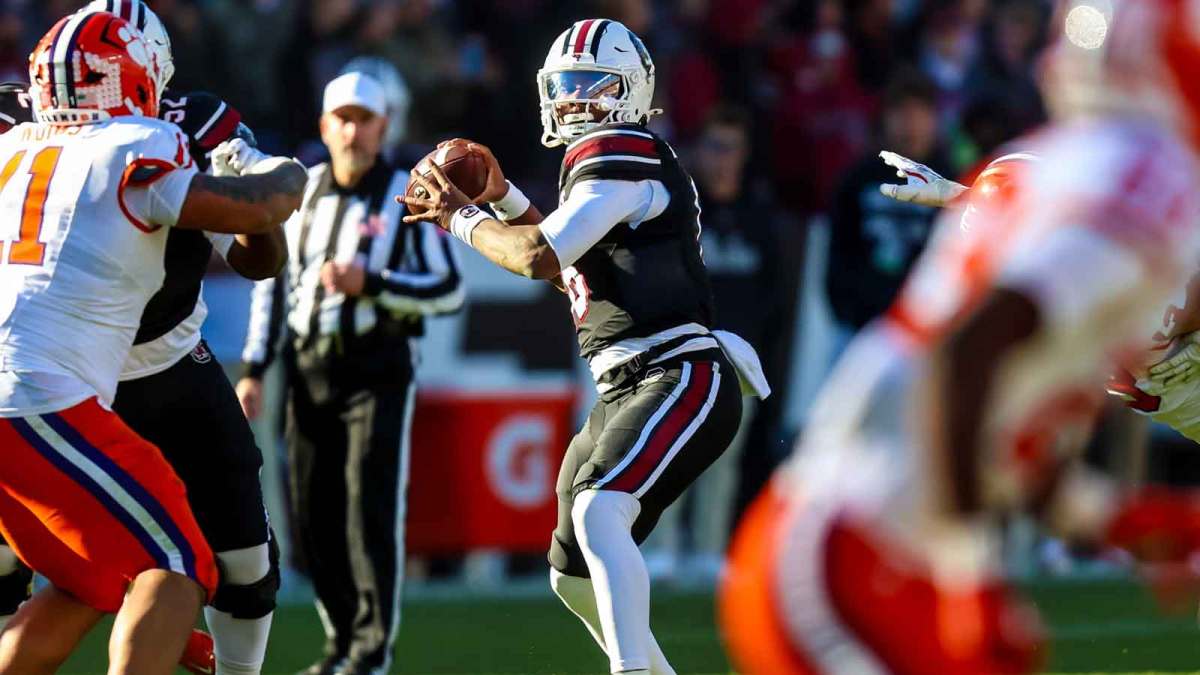 South Carolina Gamecocks quarterback Lanorris Sellers (16) looks to pass against the Clemson Tigers in the second quarter at Williams-Brice Stadium.
