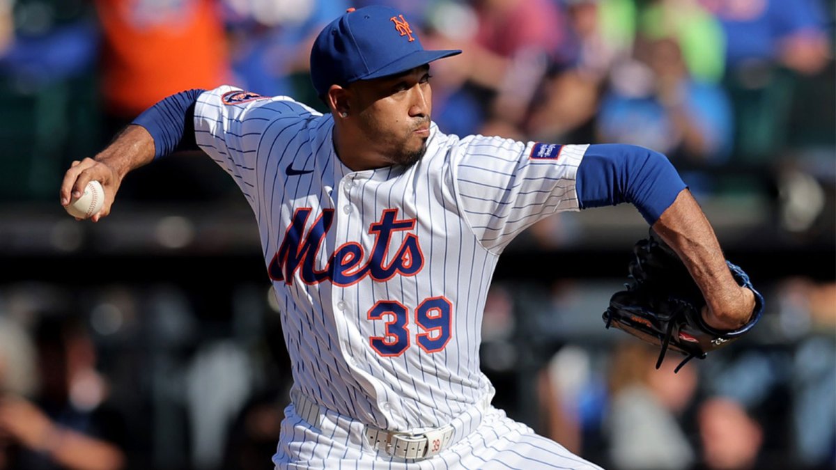 New York Mets relief pitcher Edwin Diaz (39) pitches against the San Diego Padres during the ninth inning at Citi Field.
