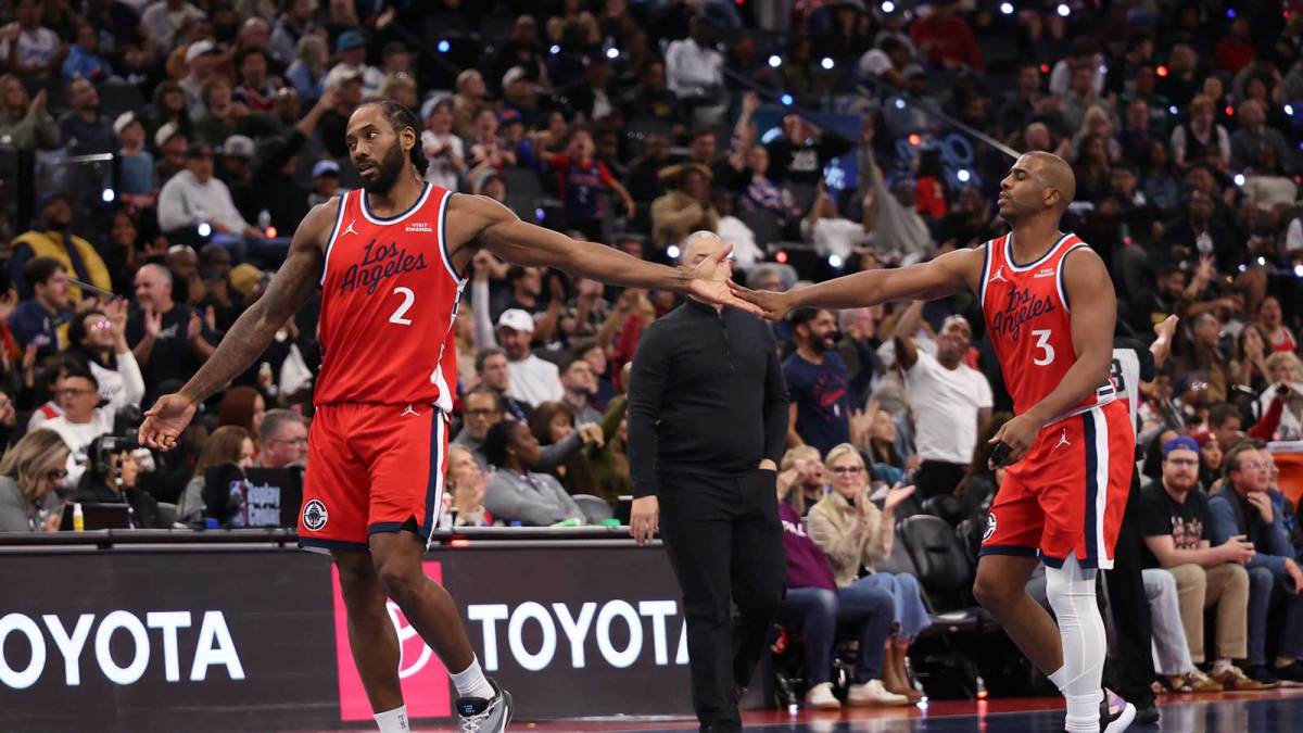Los Angeles Clippers forward Kawhi Leonard (2) high-fives guard Chris Paul (3) during the second half against the Memphis Grizzlies at Intuit Dome.