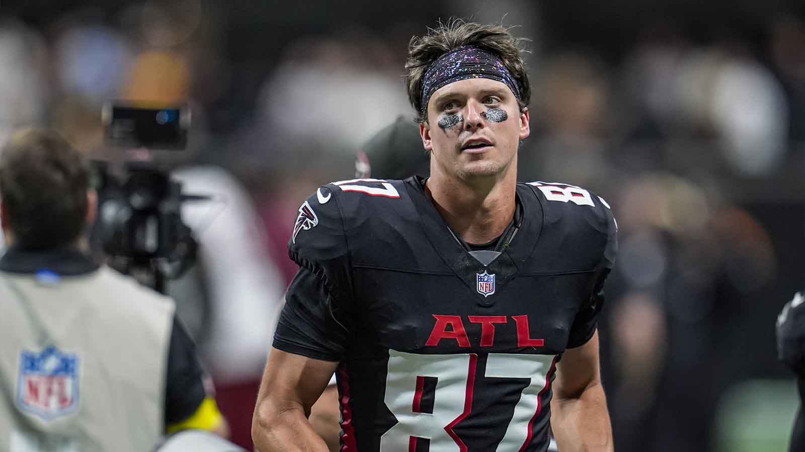 Falcons’ fans dunk on David Sills V after he drops wide open TD vs. Buccaneers