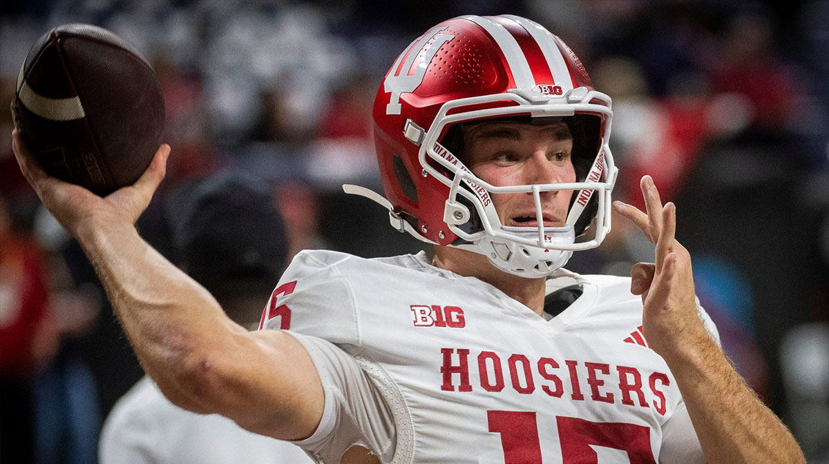 Indiana's Fernando Mendoza (15) gets loose before the Indiana versus Ohio State Big Ten Championship football game at Lucas Oil Stadium on Saturday, Dec. 6, 2025.