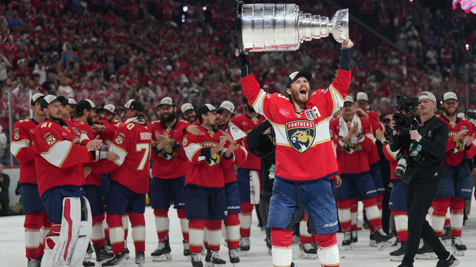 https://wp.clutchpoints.com/wp-content/uploads/2025/12/Florida-Panthers-left-wing-Matthew-Tkachuk-19-hoist-the-Stanley-Cup.jpg