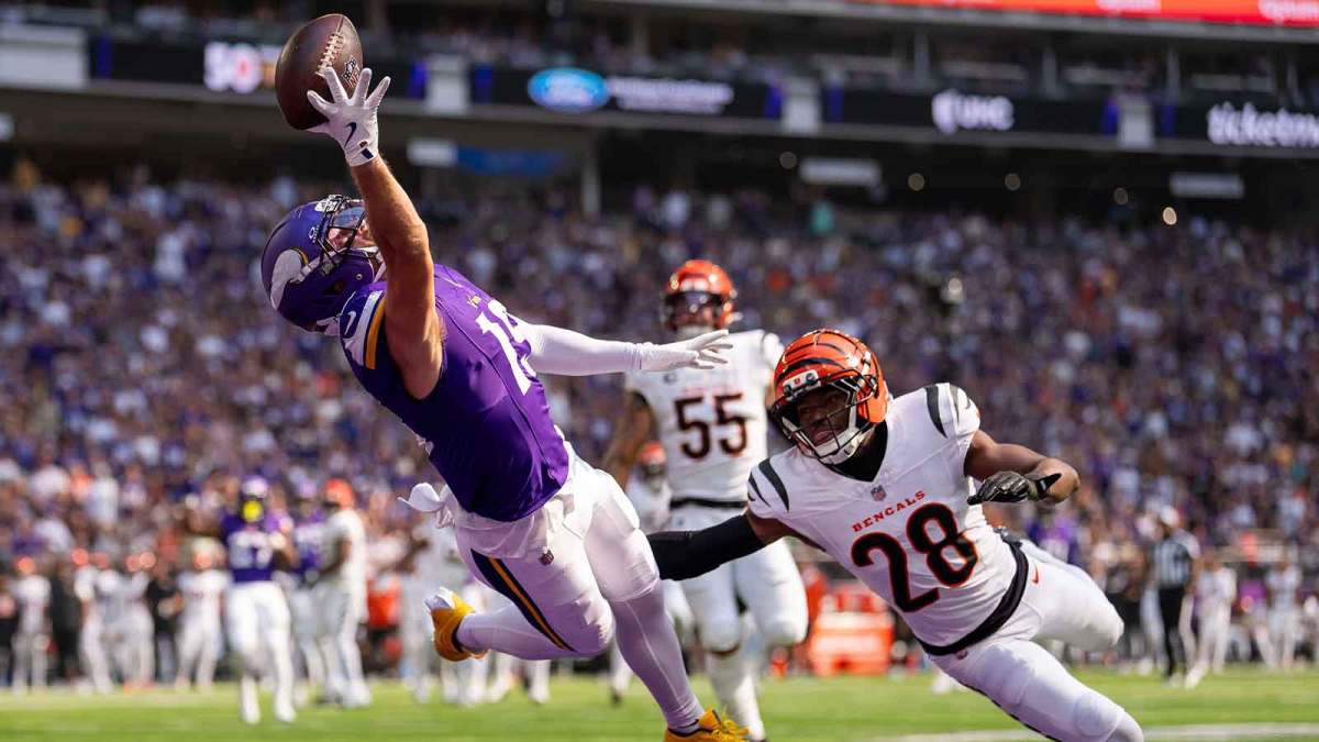 Minnesota Vikings wide receiver Adam Thielen (19) is unable to make the catch as Cincinnati Bengals cornerback Josh Newton (28) defends during the first half at U.S. Bank Stadium.