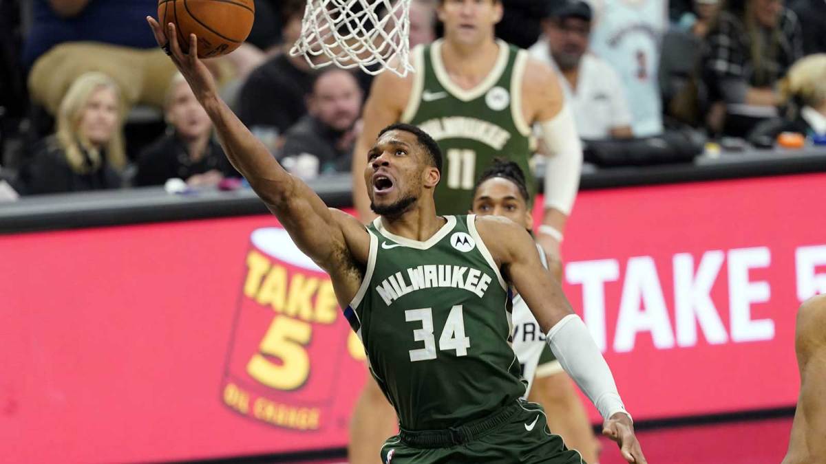 Milwaukee Bucks forward Giannis Antetokounmpo (34) drives to the basket during the second half against the San Antonio Spurs at Frost Bank Center.