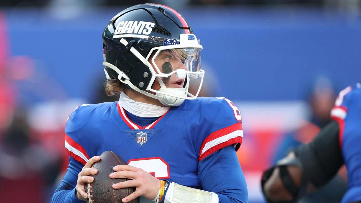 New York Giants quarterback Jaxson Dart (6) looks to pass during the second quarter against the Washington Commanders at MetLife Stadium.