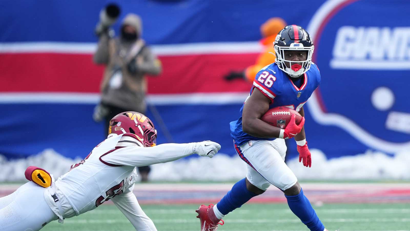 Giants running back Devin Singletary (26) runs with the ball against the Washington Commanders