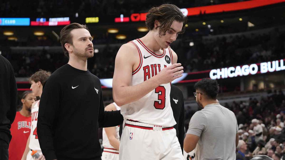 A trainer helps Chicago Bulls guard Josh Giddey (3) off the court during the second half at United Center.