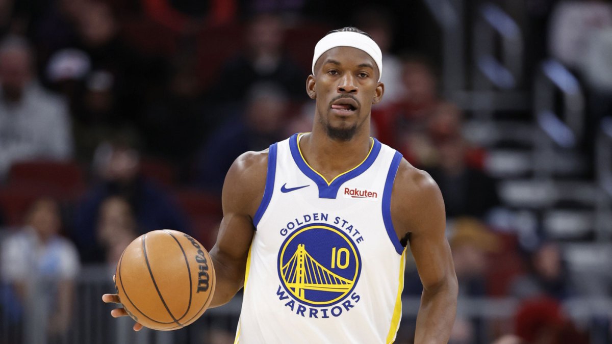 Dec 7, 2025; Chicago, Illinois, USA; Golden State Warriors forward Jimmy Butler III (10) brings the ball up court against the Chicago Bulls during the second half at United Center. Mandatory Credit: Kamil Krzaczynski-Imagn Images