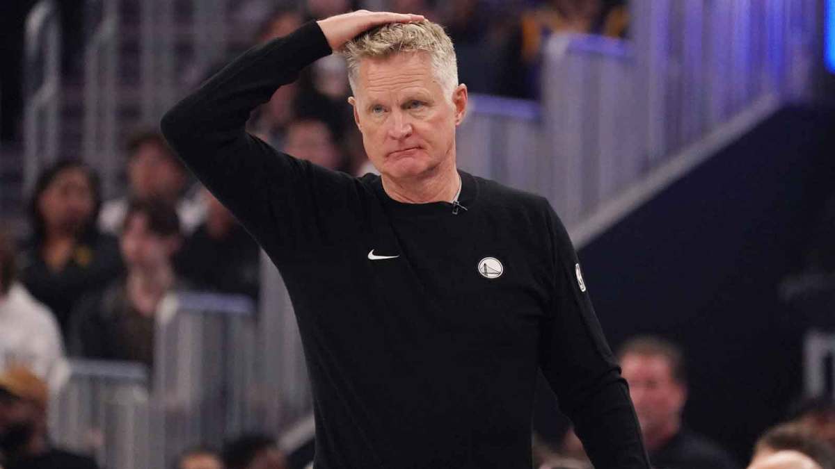 Golden State Warriors head coach Steve Kerr signals to his players in the first quarter against the Houston Rockets at Chase Center.