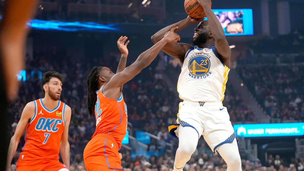 Golden State Warriors forward Draymond Green (23) shoots over Oklahoma City Thunder guard Cason Wallace (22) in the first quarter at the Chase Center.