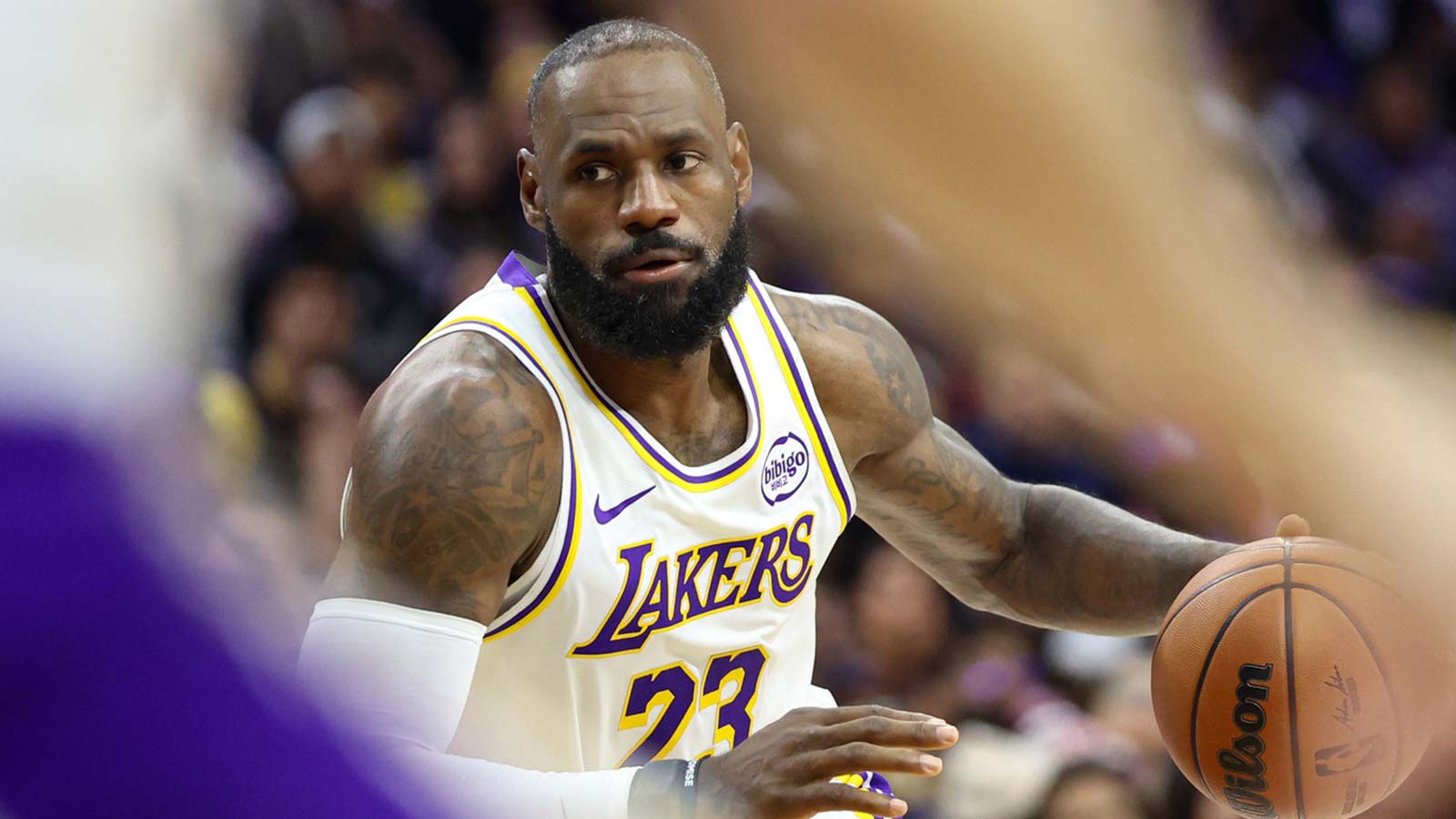 Heated LeBron James grabs ref after Dillon Brooks swats ball at him in Lakers-Suns