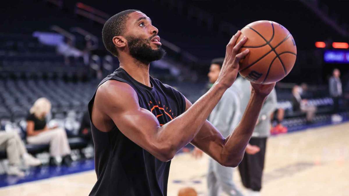 New York Knicks guard Mikal Bridges (25) warms up prior to the game against the Utah Jazz at Madison Square Garden.