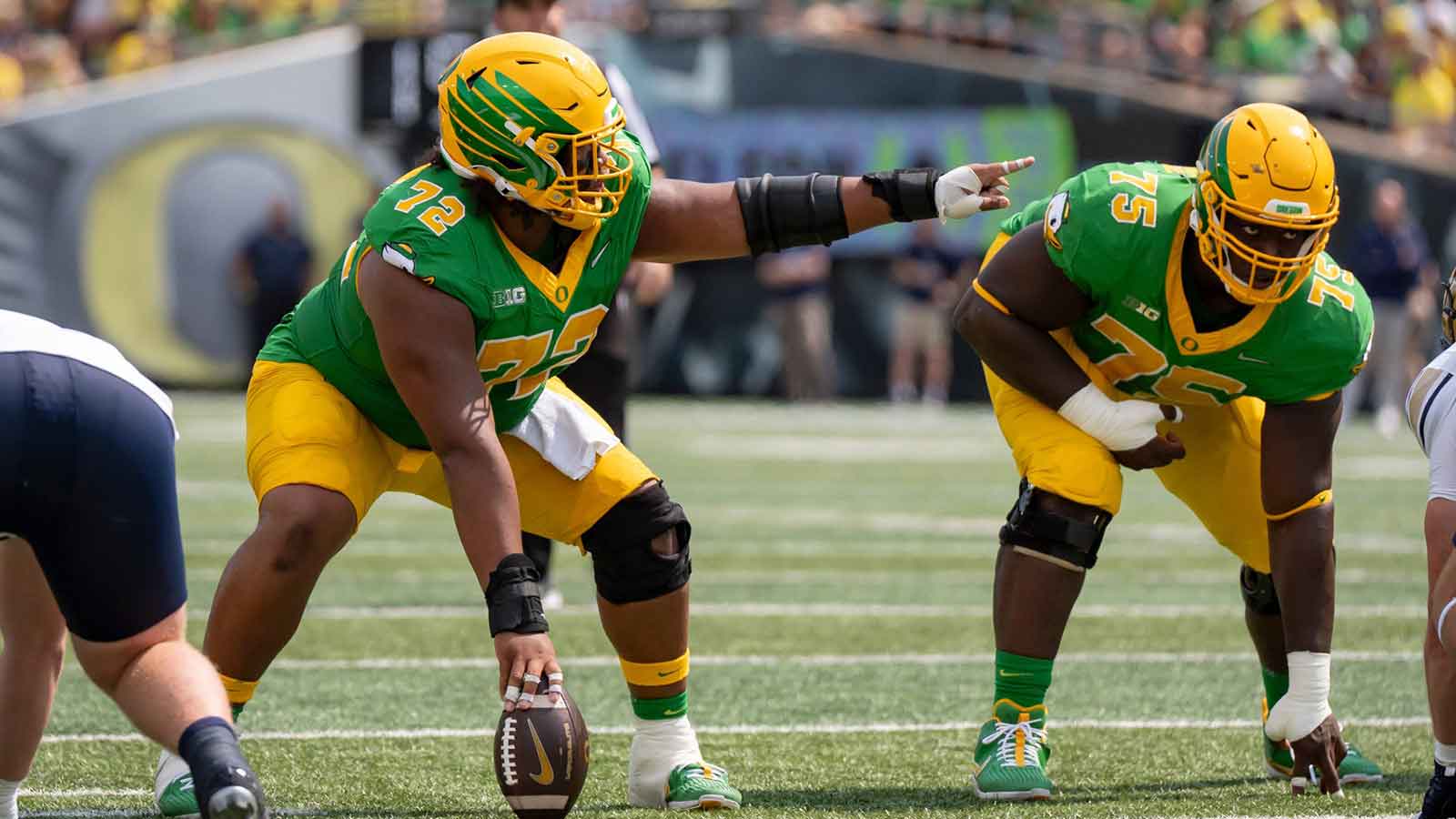 Oregon center announces return for 2026 season before Orange Bowl