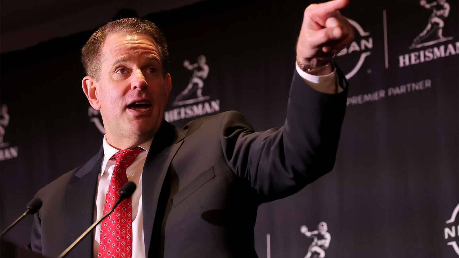 Curt Cignetti’s 7-word mic drop to Fernando Mendoza after Heisman win