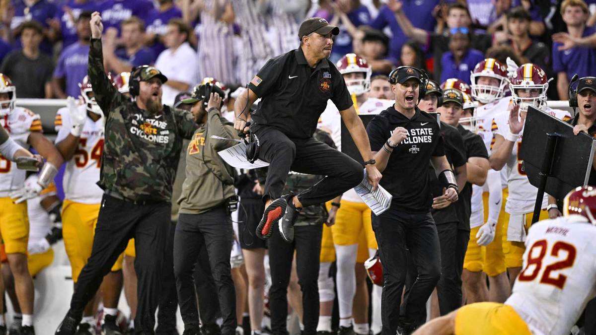 Iowa State Cyclones head coach Matt Campbell reacts to a penalty called against the TCU Horned Frogs during the second half at Amon G. Carter Stadium
