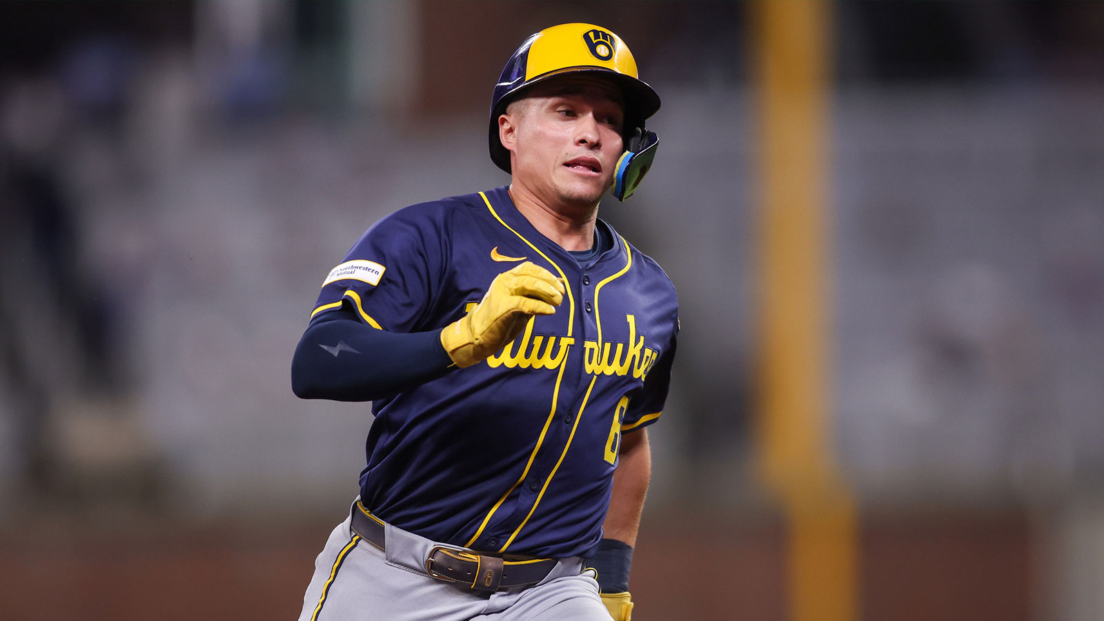 Royals, Brewers agree to intriguing offseason trade