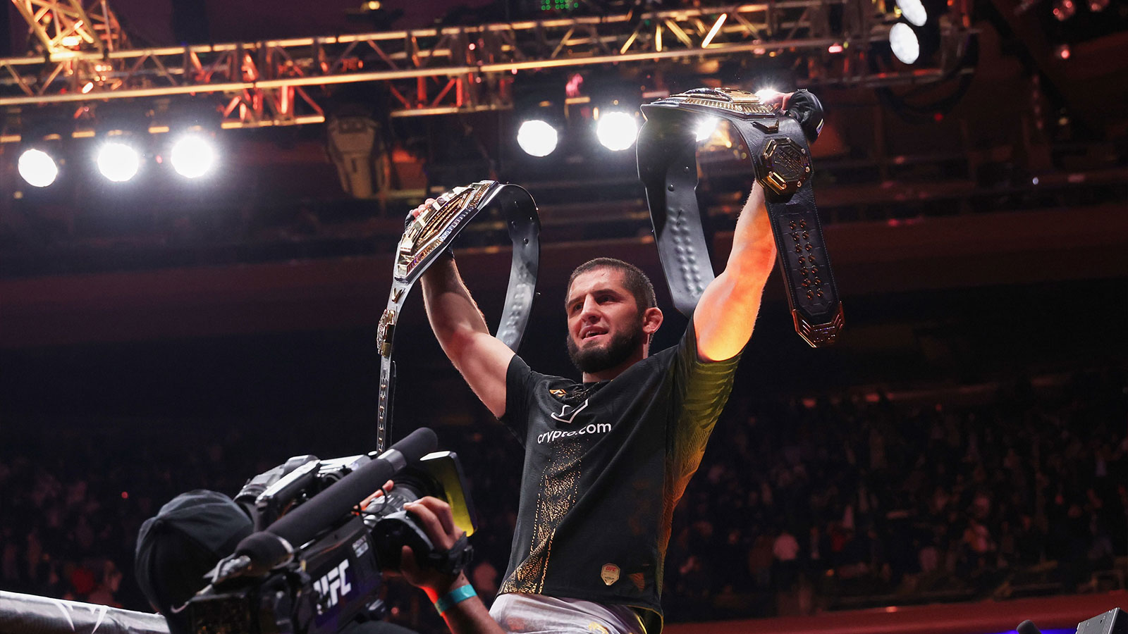 Islam Makhachev (blue gloves) acknowledges the crowd after defeating Jack Della Maddalena (not pictured) in the welterweight championship bout during UFC 322 at Madison Square Garden. 