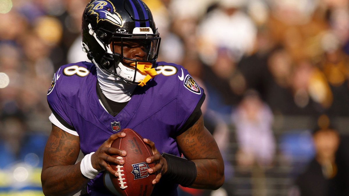 Baltimore Ravens quarterback Lamar Jackson (8) looks to pass the ball against the Pittsburgh Steelers during the first half at M&T Bank Stadium.