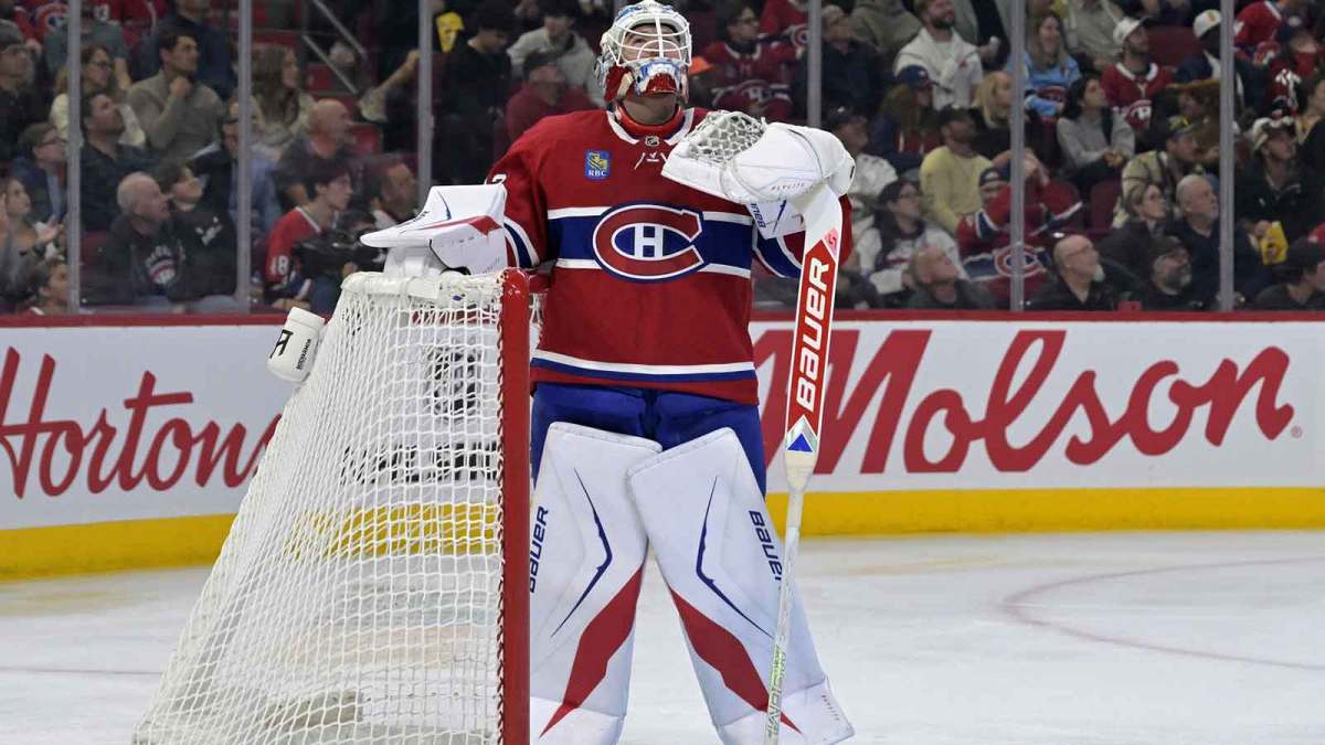 Montreal Canadiens goalie Jacob Fowler (32) takes a breather during the third period of the game against the Pittsburgh Penguins at the Bell Centre.