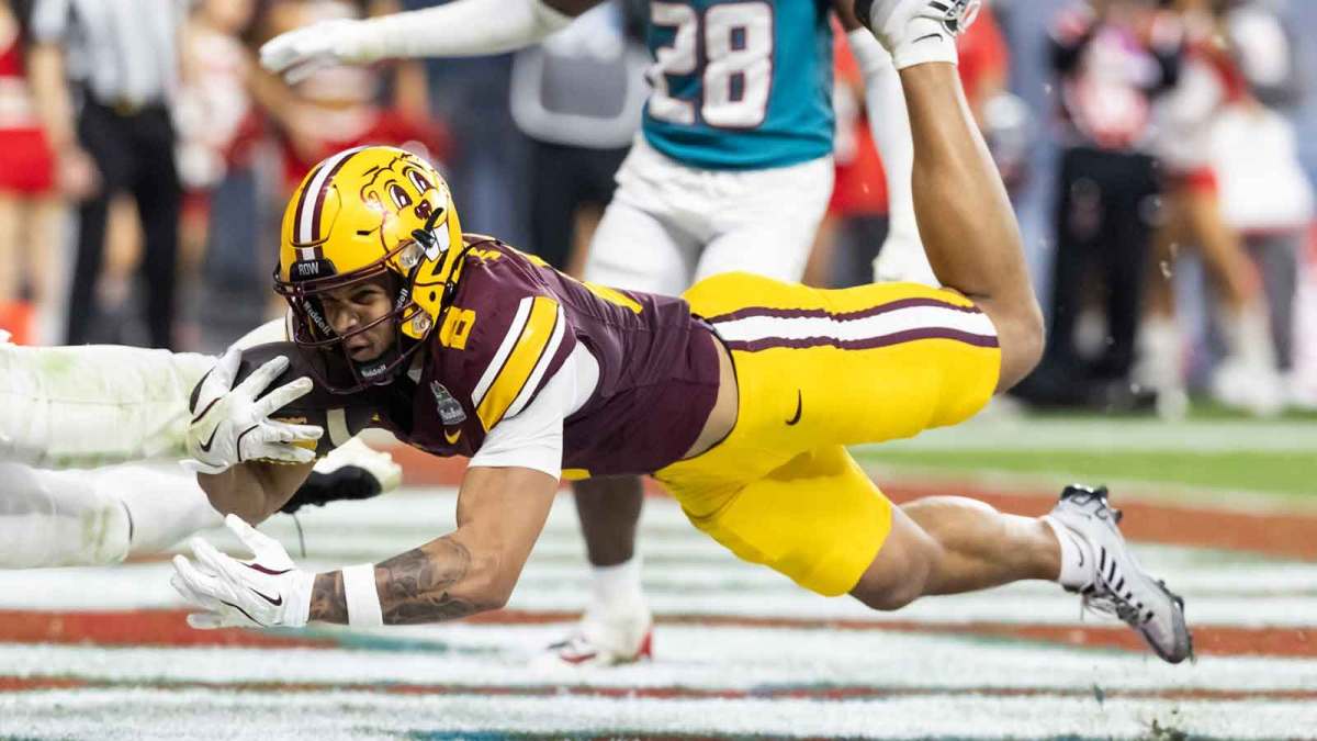 Minnesota Gophers wide receiver Jalen Smith (8) catches the game winning touchdown pass against the New Mexico Lobos during overtime of the Rate Bowl at Chase Field.