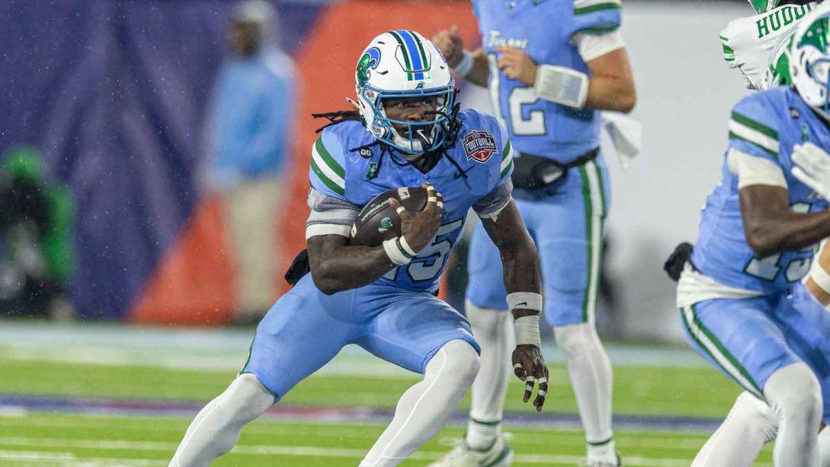 Tulane Green Wave running back Jamauri McClure (25) runs against the North Texas Mean Green during the first half in the 2025 American Championship at Yulman Stadium.